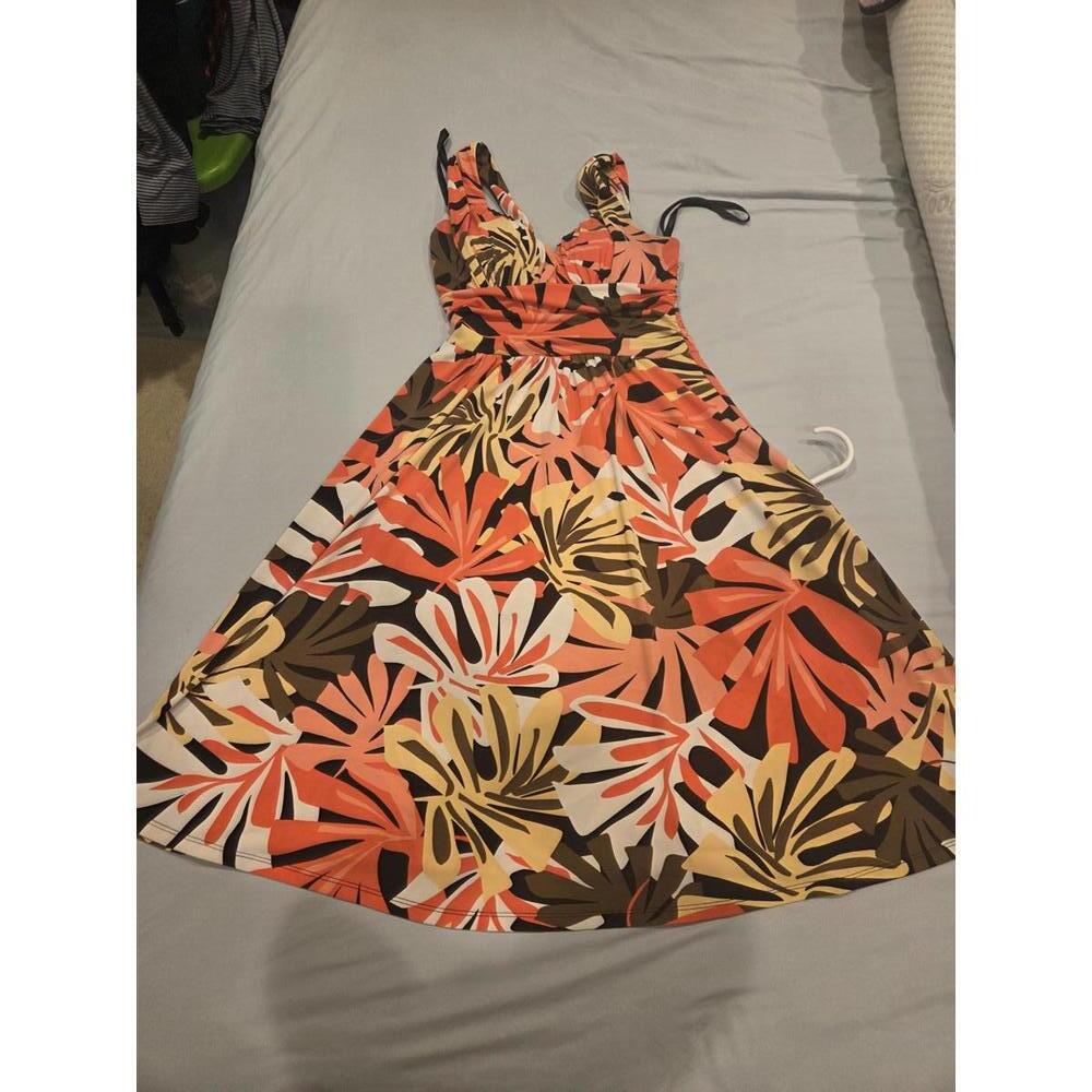 Bisou bisou sz 4 - Floral Pattern Summer Dress with V-Neck and Sleeveless Design